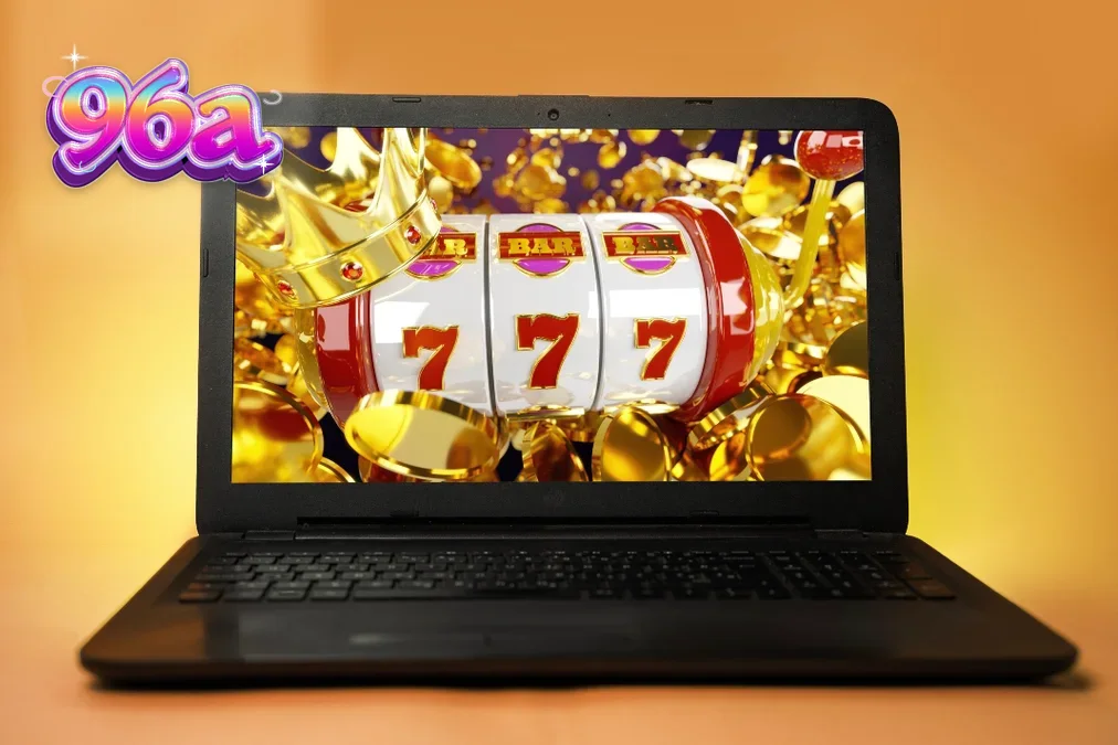 Interface de um slot online moderno com elementos temáticos de aventura.